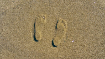 棕色沙滩上的人的脚印